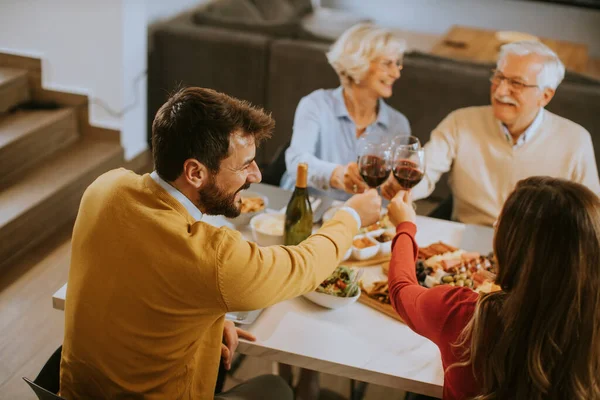 Famiglia Felice Che Cena Con Vino Rosso Casa — Foto Stock