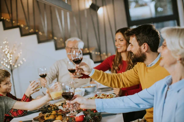 Familia Feliz Cenando Con Vino Tinto Casa —  Fotos de Stock