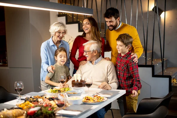 Glückliche Familie Feiert Opa Geburtstag Mit Kuchen Und Kerzen Hause — Stockfoto