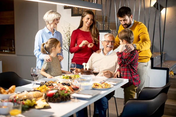 Família Feliz Celebrando Aniversário Avô Com Bolo Velas Casa — Fotografia de Stock