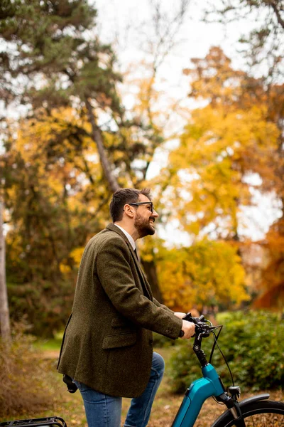 Joven Guapo Con Bicicleta Eléctrica Parque Otoño — Foto de Stock