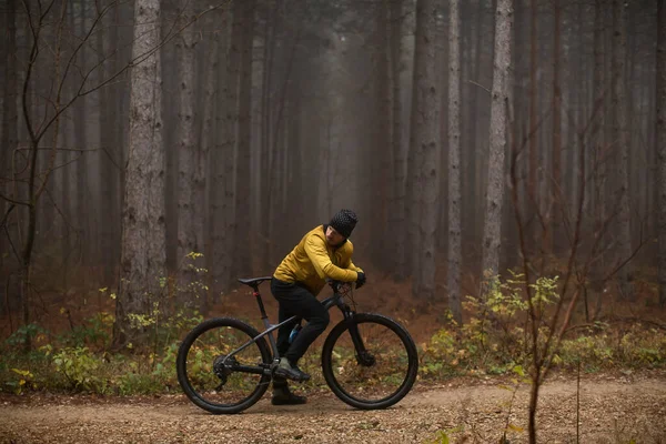 Hübscher Junger Mann Bremst Bei Radtour Durch Herbstwald — Stockfoto