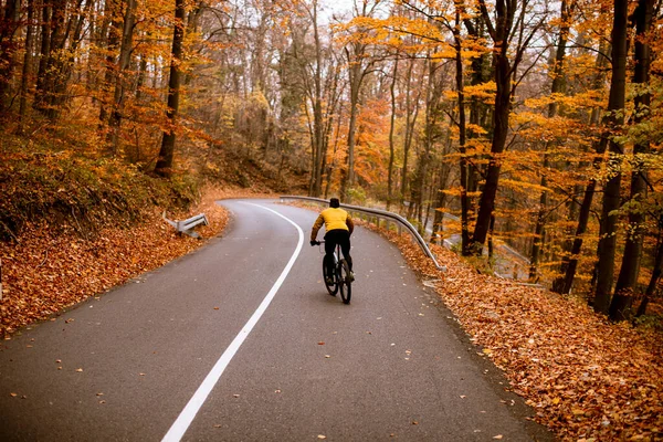 Schöner Junger Mann Radelt Auf Landstraße Durch Herbstwald — Stockfoto