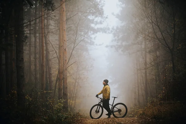 Guapo Joven Tomando Freno Durante Ciclismo Través Del Bosque Otoño — Foto de Stock