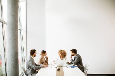 Ofiste birlikte çalışan bir grup çok ırklı iş adamı.