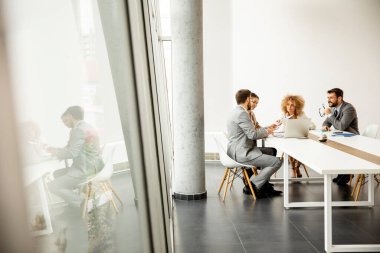 Ofiste birlikte çalışan bir grup çok ırklı iş adamı.