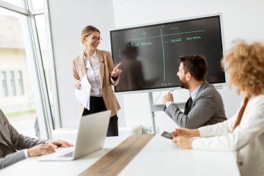 Ofiste birlikte çalışan bir grup çok ırklı iş adamı.