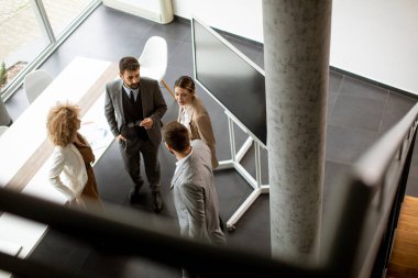 Ofiste birlikte çalışan çok ırklı iş adamlarının genel bakış açısı