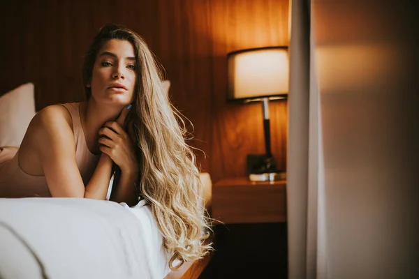 Vacker Ung Kvinna Underkläder Liggande Säng Morgonen — Stockfoto
