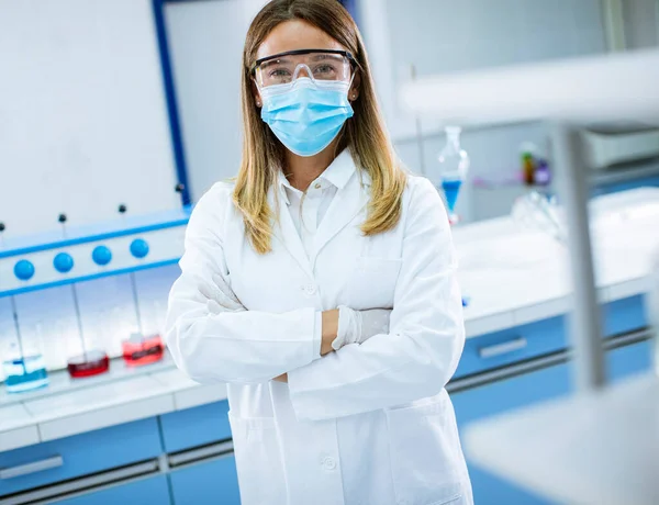 研究室の凝集体内の化学データを解析する若い女性研究者 — ストック写真