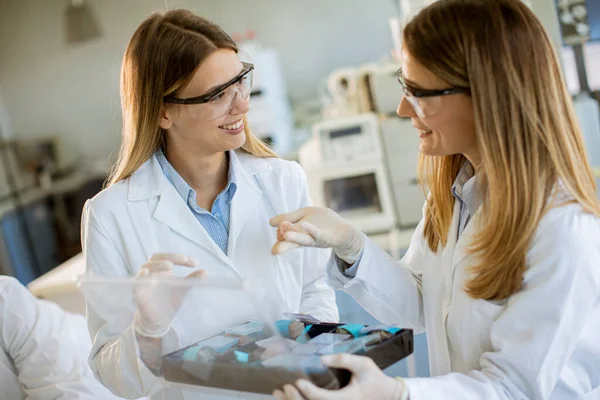 Genç Bayan Araştırmacılar Laboratuvarda Mineral Kimyasal Verileri Analiz Ediyorlar — Stok fotoğraf