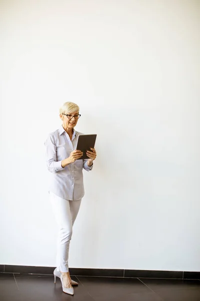 Madura Mujer Negocios Utilizando Una Tableta Digital Portátil Pie Junto — Foto de Stock