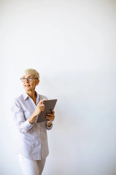 Rijpere Zakenvrouw Met Behulp Van Een Handheld Digitale Tablet Staan — Stockfoto