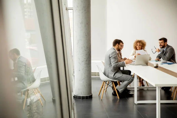 Gruppo Uomini Affari Multietnici Che Lavorano Insieme Ufficio — Foto Stock