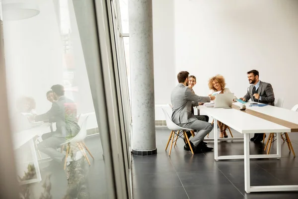 Groep Multi Etnische Zakenmensen Die Samenwerken Het Kantoor — Stockfoto