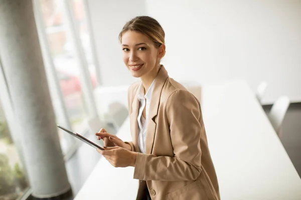 Jovem Gerente Feliz Segurando Tablet Digital Escritório Moderno — Fotografia de Stock