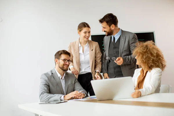 Jóvenes Empresarios Sentados Mesa Reuniones Sala Conferencias Discutiendo Trabajo Estrategia — Foto de Stock