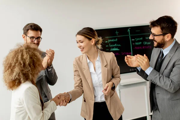 Jóvenes Empresarios Sentados Mesa Reuniones Sala Conferencias Discutiendo Trabajo Estrategia — Foto de Stock