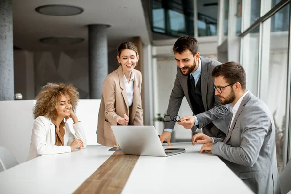 Jóvenes Empresarios Sentados Mesa Reuniones Sala Conferencias Discutiendo Trabajo Estrategia — Foto de Stock