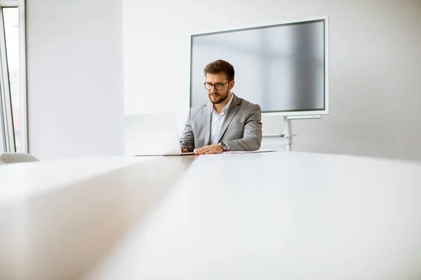 Bello Giovane Uomo Che Lavora Laptop Ufficio Luminoso Con Grande — Foto Stock