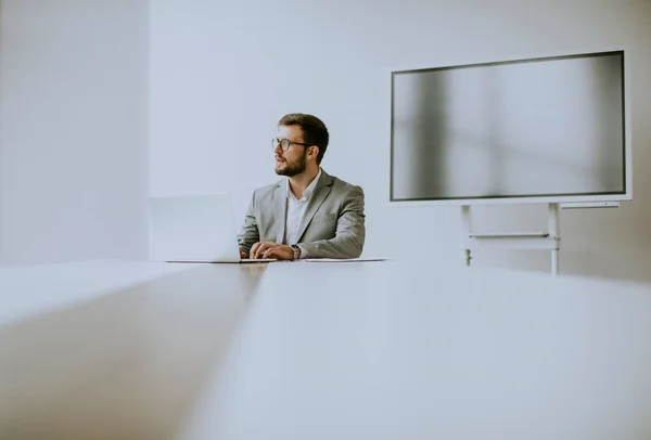 Hombre Joven Guapo Que Trabaja Ordenador Portátil Oficina Brillante Con — Foto de Stock