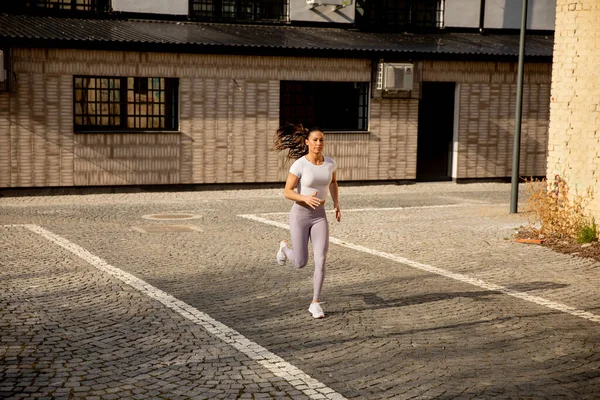 Bella Giovane Donna Che Corre Strada — Foto Stock