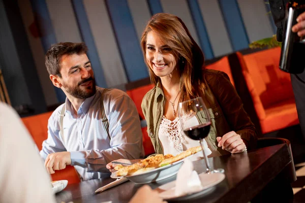 Groep Jongeren Die Dineren Het Restaurant — Stockfoto