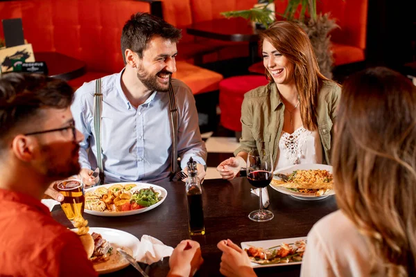 Grupo Jovens Jantando Restaurante — Fotografia de Stock