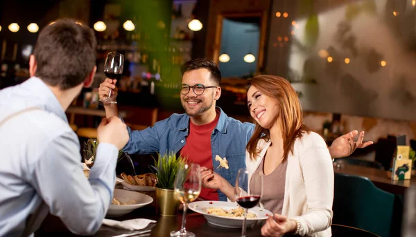 Gruppe Junger Leute Beim Abendessen Restaurant — Stockfoto