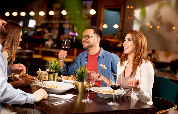 Skupina Mladých Lidí Večeří Restauraci — Stock fotografie