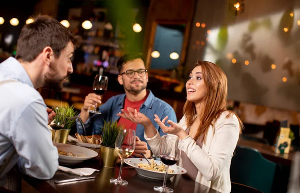 Grupo Jóvenes Cenando Restaurante — Foto de Stock