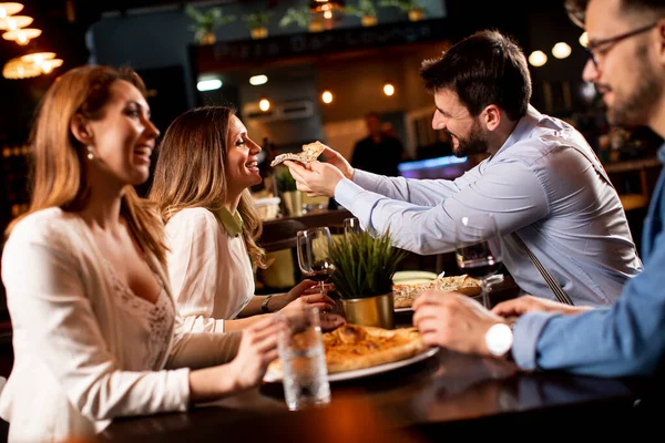 Grupo Jovens Jantando Restaurante — Fotografia de Stock