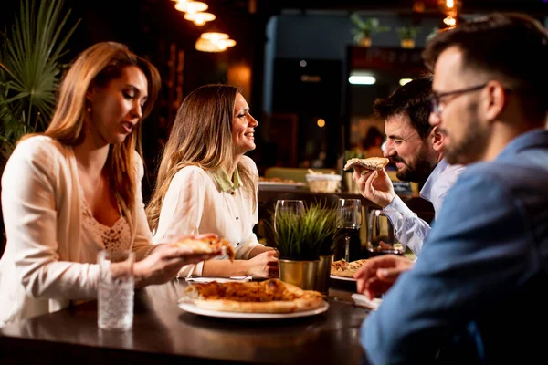 Gruppe Junger Leute Beim Abendessen Restaurant — Stockfoto