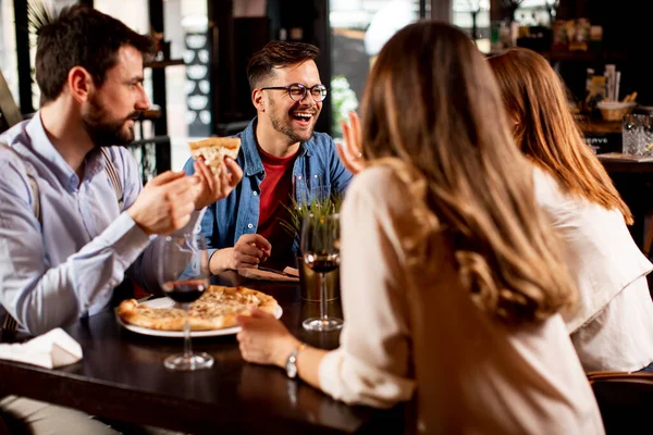 Bir Grup Genç Restoranda Yemek Yiyor — Stok fotoğraf