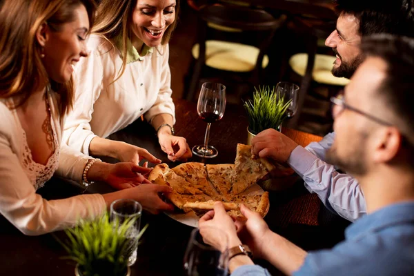 Gruppo Giovani Che Cenano Ristorante — Foto Stock