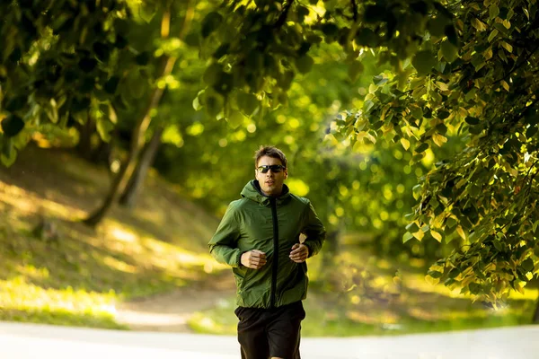 Beau Jeune Homme Athlétique Courir Tout Faisant Exercice Dans Parc — Photo