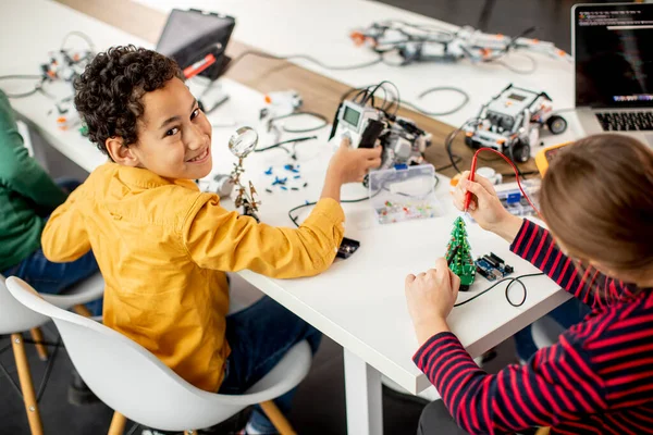 Grupo Crianças Felizes Programando Brinquedos Elétricos Robôs Sala Aula Robótica — Fotografia de Stock