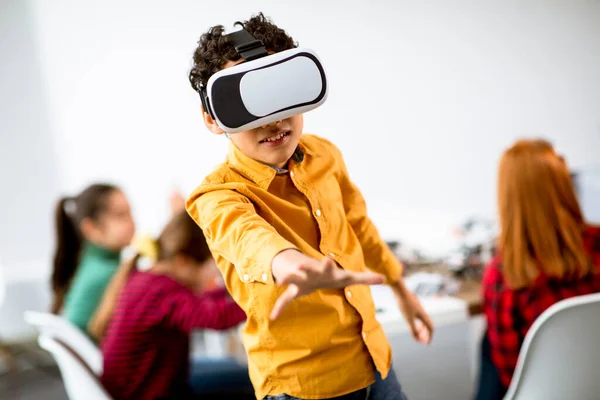 Lindo Niño Pequeño Con Gafas Realidad Virtual Aula Robótica — Foto de Stock
