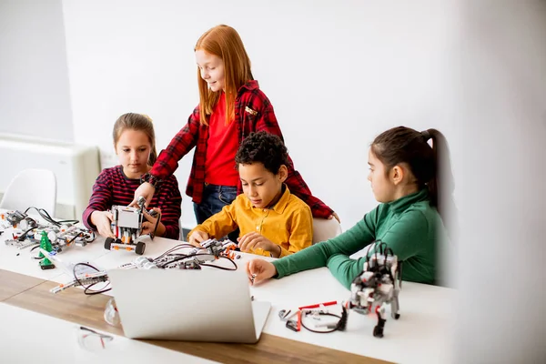 Grupa Szczęśliwych Dzieci Programuje Zabawki Elektryczne Roboty Klasie Robotyki — Zdjęcie stockowe