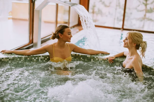 Jolies Jeunes Femmes Relaxant Dans Baignoire Tourbillon Bord Piscine — Photo