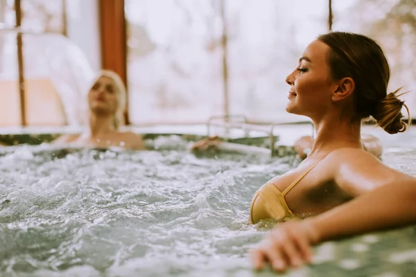Mooie Jonge Vrouwen Ontspannen Whirlpool Bad Aan Het Zwembad — Stockfoto