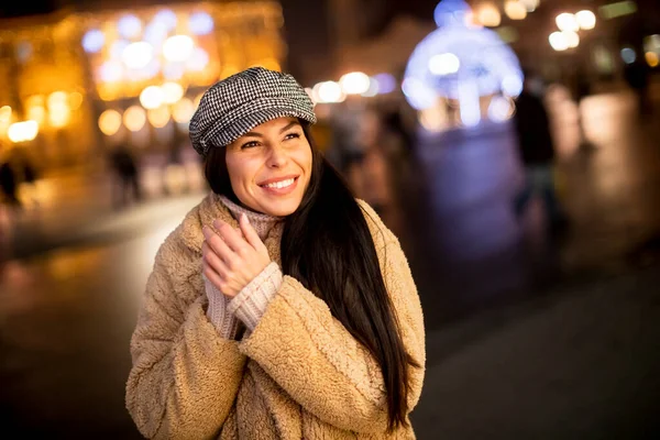 Schöne Junge Frau Der Kalten Weihnachtsnacht Auf Der Straße — Stockfoto