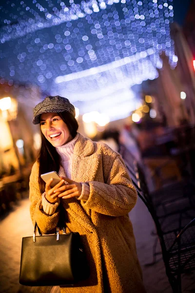 Hermosa Joven Usando Teléfono Móvil Calle Navidad — Foto de Stock