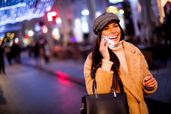 Beautiful Young Woman Using Her Mobile Phone Street Christmas Time — Stock Photo, Image