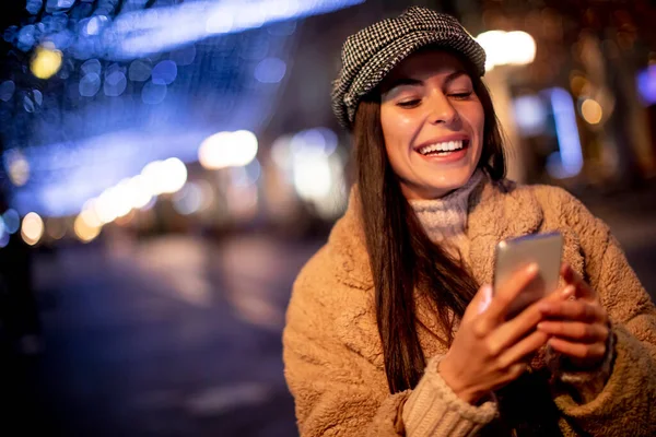 Mulher Bonita Usando Seu Telefone Celular Rua Época Natal — Fotografia de Stock