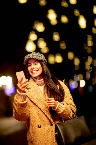 Hermosa Joven Usando Teléfono Móvil Calle Navidad — Foto de Stock