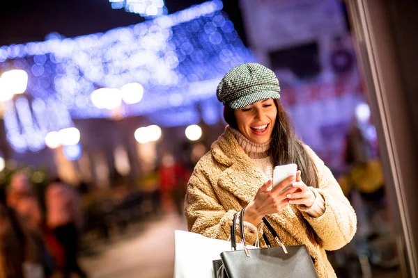 Pretty Young Woman Mobile Phone Shop Window Christmas Time — Stock Photo, Image