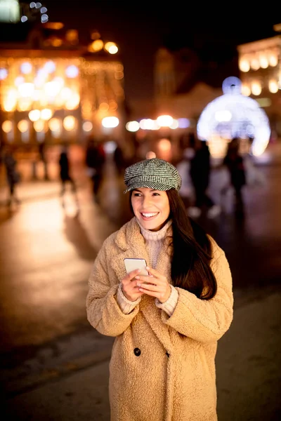 Mulher Bonita Usando Seu Telefone Celular Rua Época Natal — Fotografia de Stock