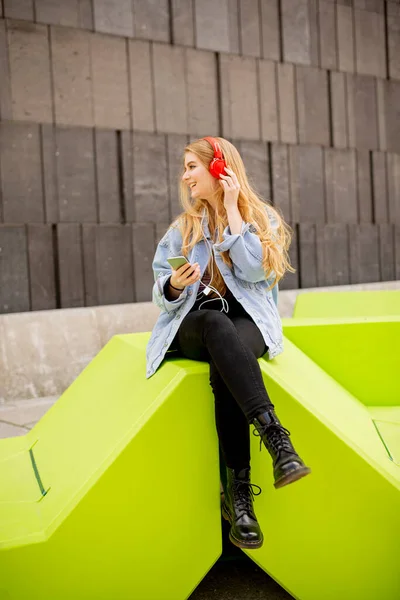 Młoda Kobieta Słucha Muzyki Telefonu Komórkowego Nowoczesnej Ławce Wiedniu Austria — Zdjęcie stockowe