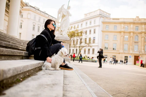Piękna Dziewczyna Siedzi Schodach Swoim Psem Spacerze Wiedniu Austria — Zdjęcie stockowe